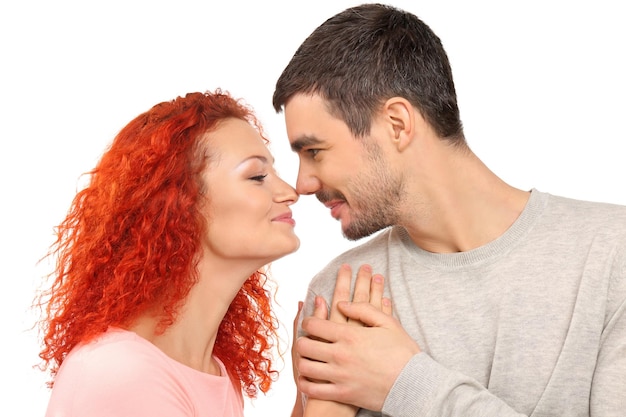 Feliz pareja joven enamorada mirándose aislada en blanco