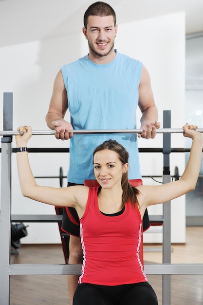 feliz pareja joven entrenamiento físico y diversión en el club de gimnasia deportiva