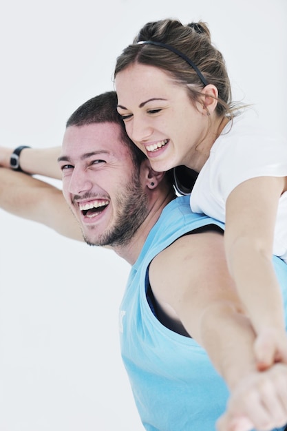 Foto feliz pareja joven entrenamiento físico y diversión en el club de gimnasia deportiva