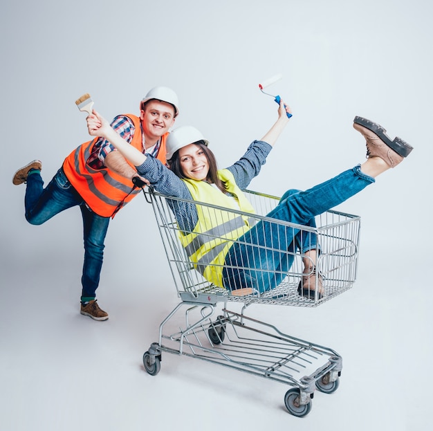 Feliz pareja joven fue de compras para la construcción y reparación de un nuevo hogar.