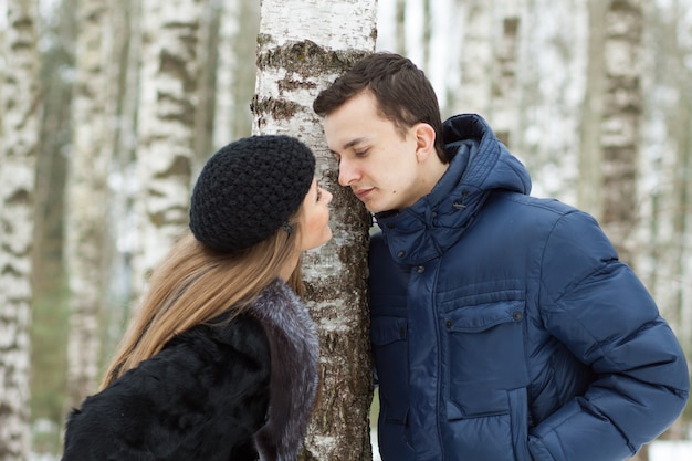 Feliz pareja joven en invierno