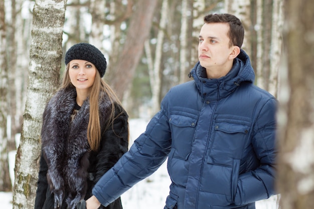 Feliz pareja joven en invierno