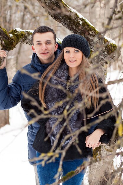 Feliz pareja joven en jardín de invierno