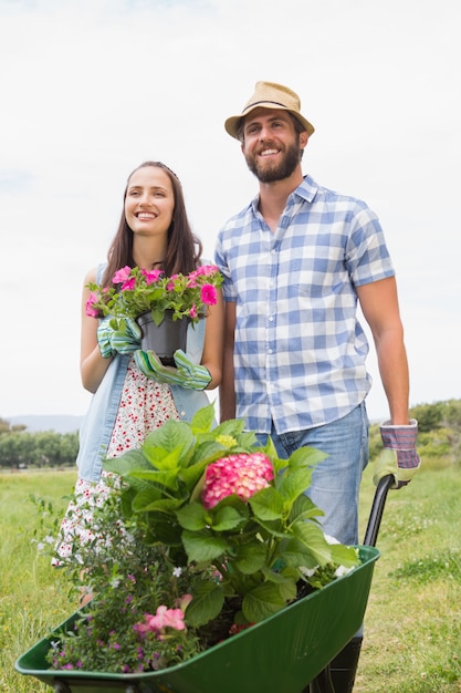 Feliz pareja joven jardinería juntos