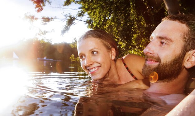 Feliz pareja joven en un lago