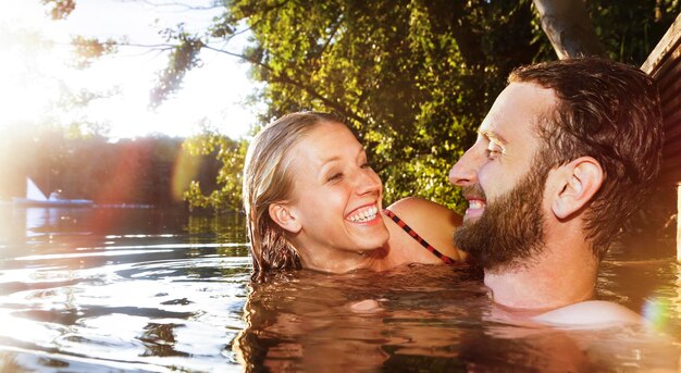 Feliz pareja joven en un lago