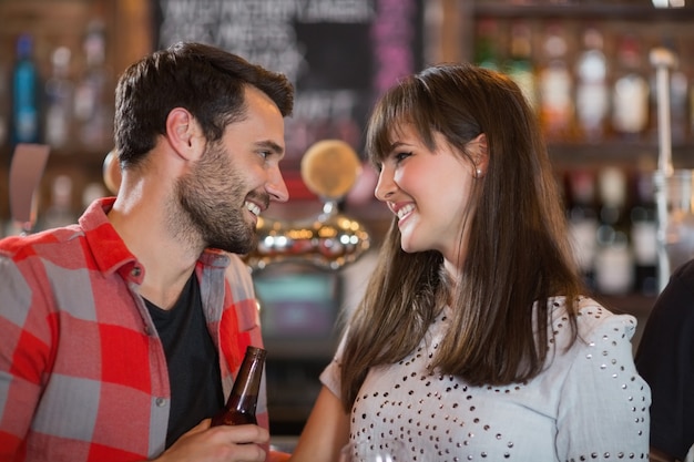 Feliz pareja joven mirando el uno al otro