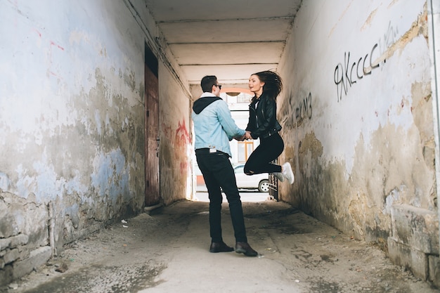 Feliz pareja joven modelado en la ciudad