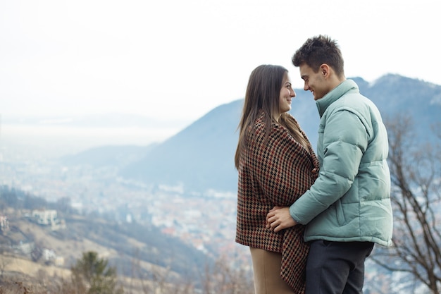 Foto feliz, pareja joven, en, montañas