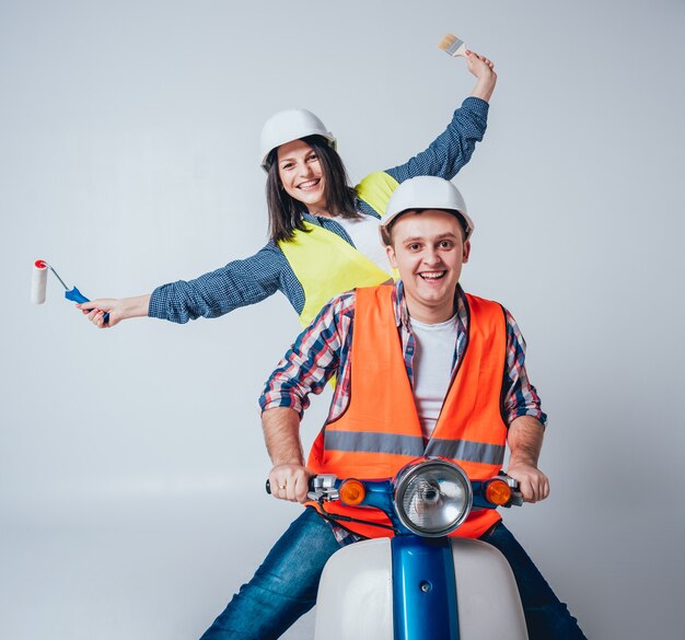 Feliz pareja joven en moto. Compras para la construccion