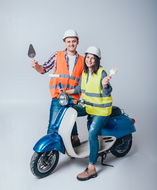 Feliz pareja joven en moto. Compras para la construccion