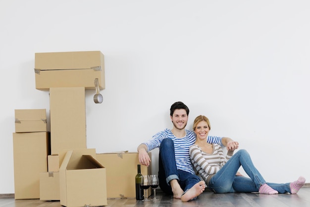 feliz pareja joven mudándose a un nuevo hogar