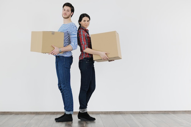 feliz pareja joven mudándose a un nuevo hogar