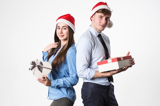 Feliz pareja joven de Navidad con regalos