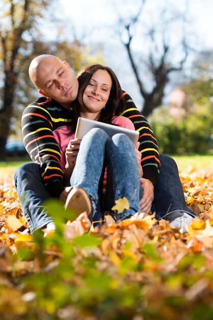 feliz, pareja joven, en, otoño, parque