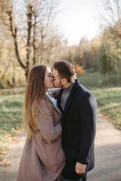 Feliz, pareja joven, en, otoño