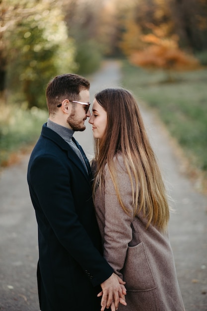 Feliz, pareja joven, en, otoño