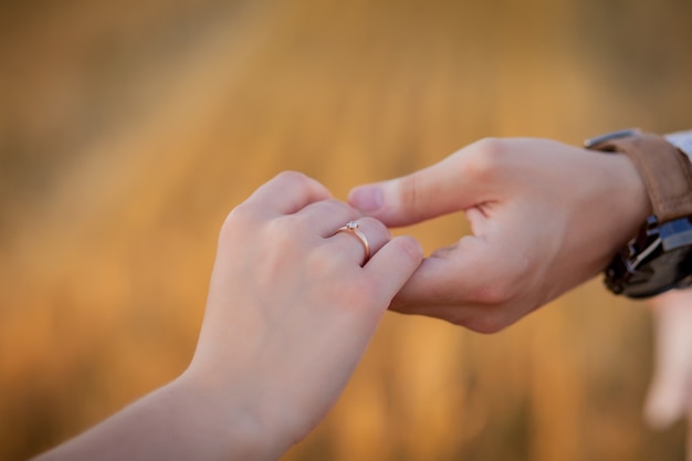 Feliz pareja joven en paja, concepto de gente romántica, hermoso paisaje, temporada de verano