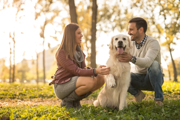 Feliz pareja joven pasando un hermoso día con su perro