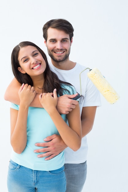 Foto feliz pareja joven pintando juntos