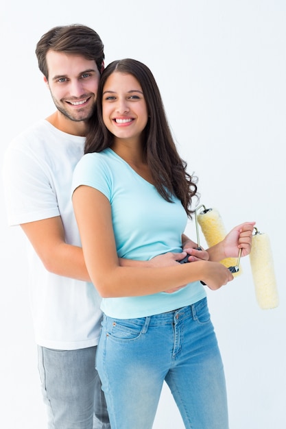 Foto feliz pareja joven pintando juntos