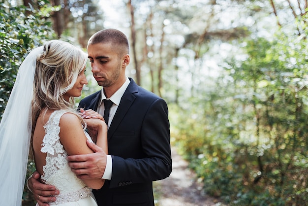 Feliz pareja joven posa para los fotógrafos en su día más feliz.