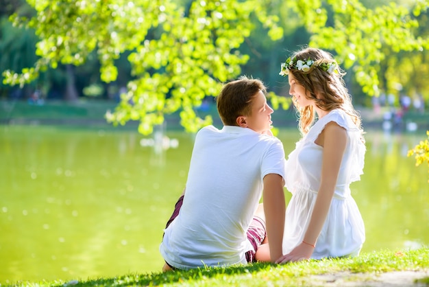 Feliz pareja joven posando en vacaciones de verano