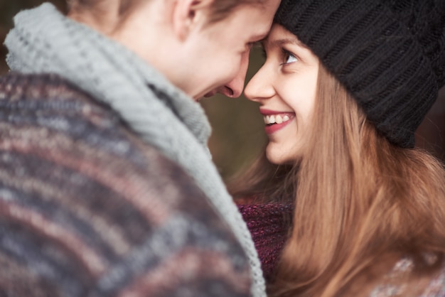 Feliz pareja joven posando