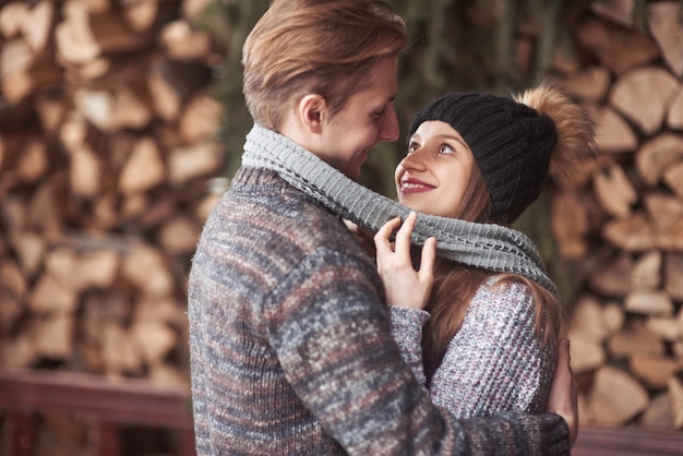 Feliz pareja joven posando