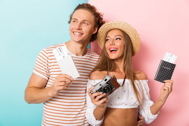 Foto feliz, pareja joven, posición