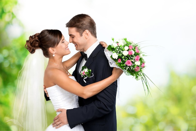 Feliz pareja joven recién casada con flores