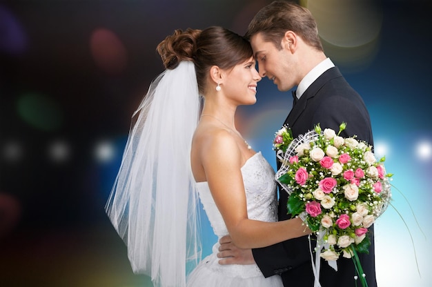 Feliz pareja joven recién casada con flores