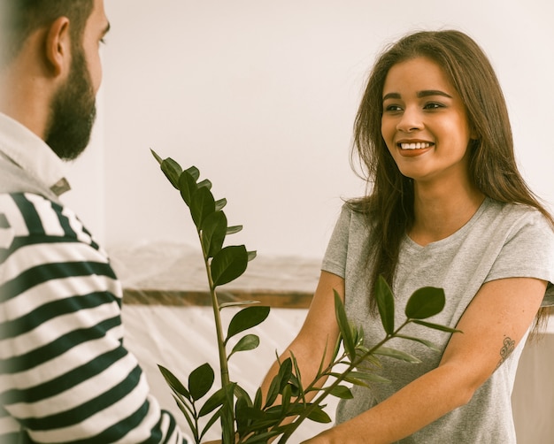 Foto feliz pareja joven reubicada en piso nuevo