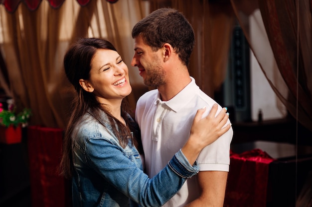 Feliz pareja joven riendo y abrazándose