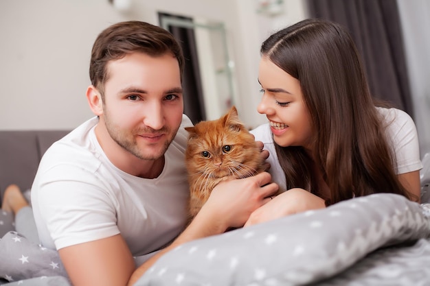 Feliz pareja joven sensual acostado en la cama juntos