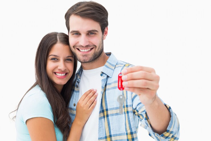 Foto feliz pareja joven sosteniendo la nueva llave de la casa
