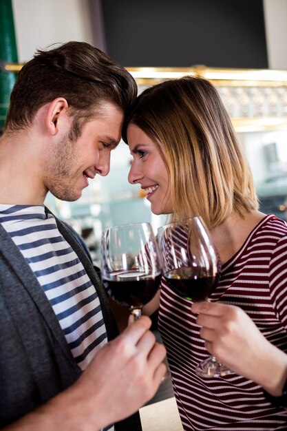 Feliz, pareja joven, tenencia, copa de vino