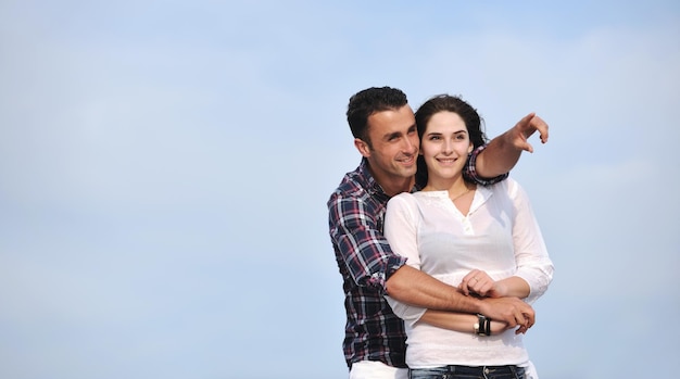 feliz pareja joven tiene momentos divertidos y románticos en la playa en la temporada de verano y representa la felicidad y el concepto de viaje