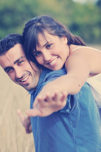 feliz pareja joven tiene tiempo romántico al aire libre mientras sonríe y abraza