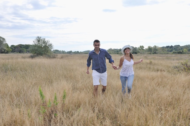 feliz pareja joven tiene tiempo romántico al aire libre mientras sonríe y abraza