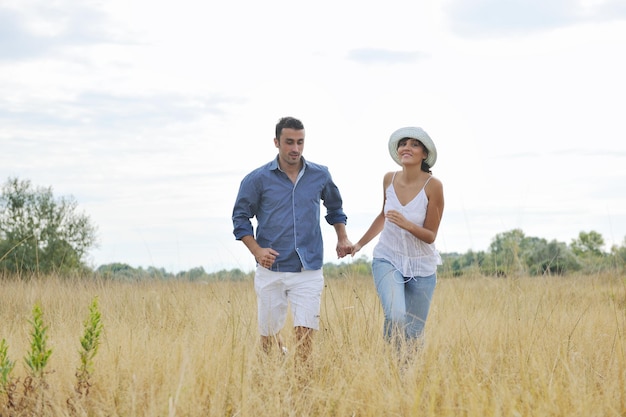 feliz pareja joven tiene tiempo romántico al aire libre mientras sonríe y abraza