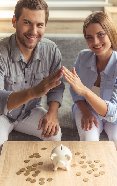 Feliz pareja joven toca sus manos