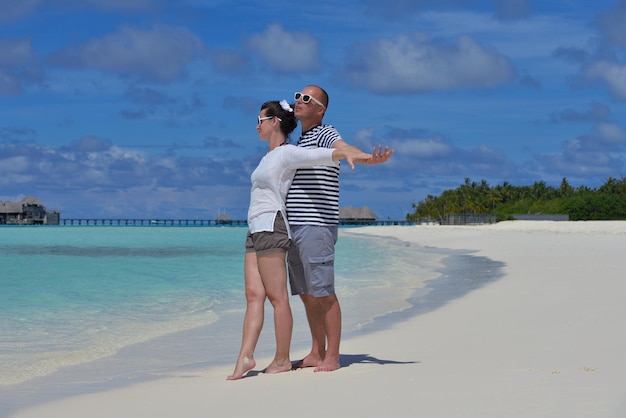 feliz pareja joven en vacaciones de verano diviértete y relájate en un hermoso día soleado en la playa