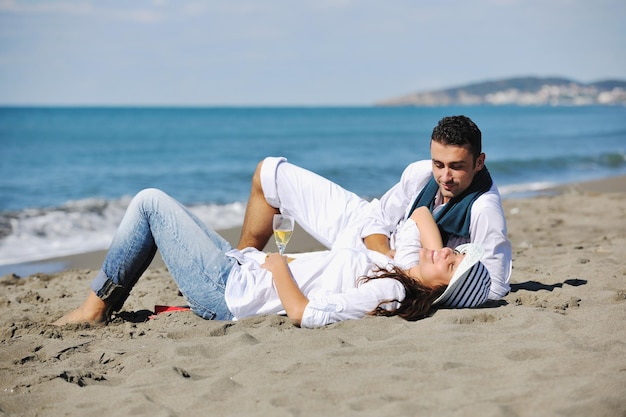 feliz pareja joven vestida de blanco tiene recreación romántica y diversión en la hermosa playa de vacaciones