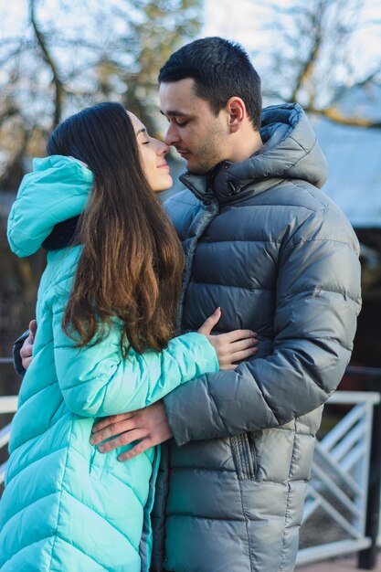 Feliz pareja joven en Winter Park divirtiéndose en el día de San Valentín.