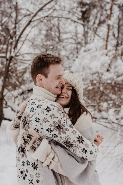 Feliz pareja joven en Winter Park divirtiéndose. Familia al aire libre. amor.