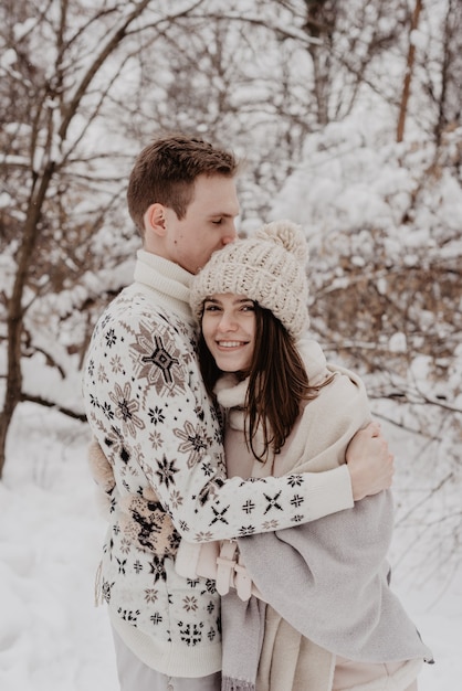 Feliz pareja joven en winter park divirtiéndose. familia al aire libre. amor.