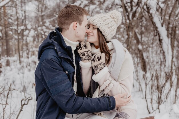 Feliz pareja joven en Winter Park divirtiéndose. Familia al aire libre. amor.