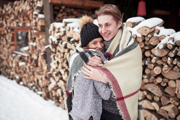 Feliz pareja joven en Winter Park divirtiéndose. Familia al aire libre