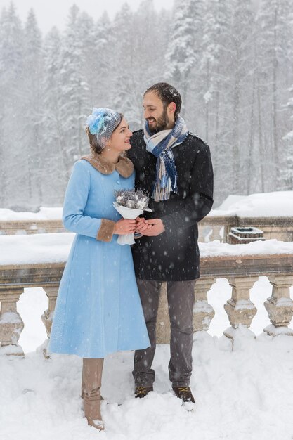 Feliz pareja joven en Winter Park Familia al aire libre en el castillo